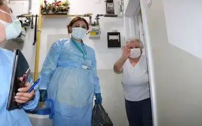 Aşı ikna ekipleri kapı kapı dolaşıp, vatandaşları aşı olmaya ikna ediyor
