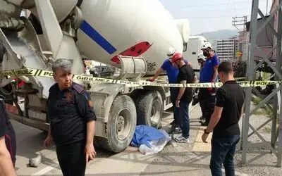 Beton mikseri sürücüsü kullandığı aracın altında ezilerek can verdi
