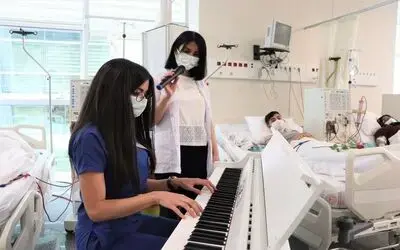 Başhekim ve hemşirelerden hastalara müzik ziyafeti
