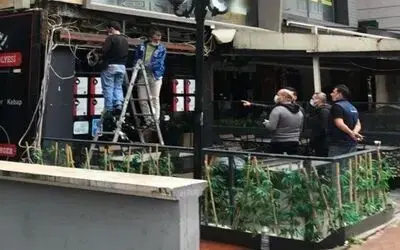 Tabela takarken elektrik akımına kapıldı
