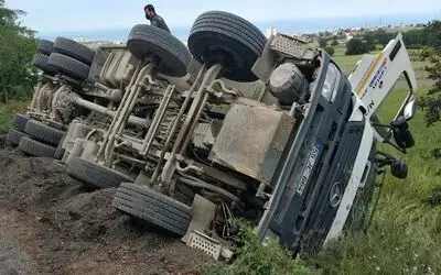 Samsun’da çöken yolda beton mikseri devrildi: 1 yaralı
