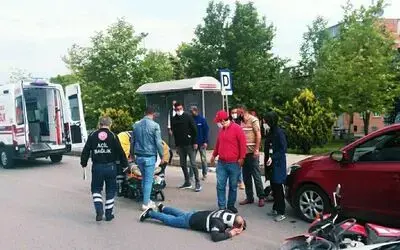 Samsun’da motosiklet otomobile çarptı: 2 yaralı

