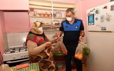 Parkinson hastası yaşlı kadına zabıtadan pazar alışverişi
