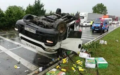 Sağanak yağıştan kayan minibüs takla attı: 2 yaralı
