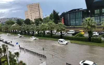 Sağanak yağış ana arterleri göle çevirdi
