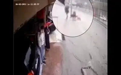Sel sularına kapılan adamı gençler kurtardı: O anlar kamerada
