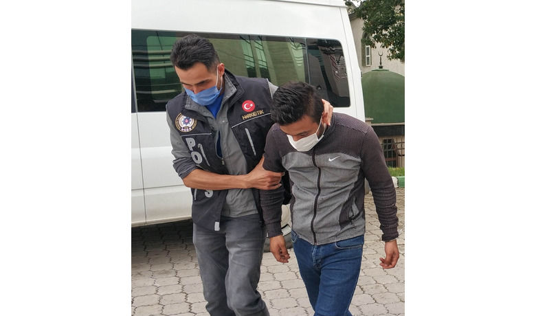 Uyuşturucu ticaretinden gözaltına alındı
 - Samsun’da uyuşturucu ticareti yaptığı iddia edilen bir kişi polisin takibi sonucu yakalandı.