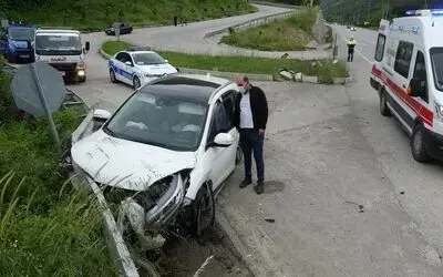 Samsun’da otomobil bariyere çarptı: 2 yaralı
