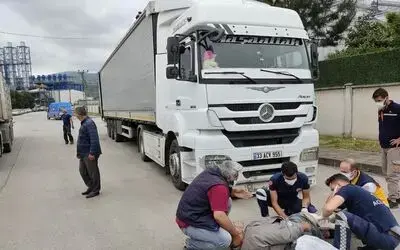 Park edilmek istenen tırdan düşerek hastanelik oldu
