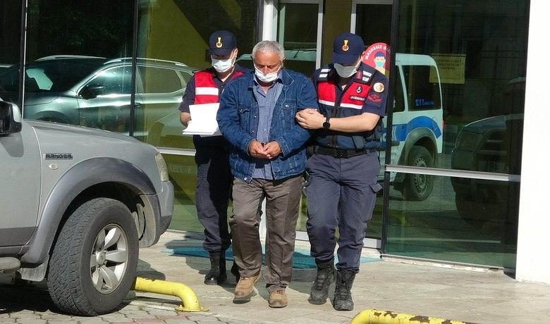 Tereyağ ve bisküvi kutusu içinde 12tabanca ele geçti: 1 kişi tutuklandı - Samsun’da tereyağ ve bisküvi kutusu içine gizlenmiş 12 adet tabancayla ve mermiler ele geçirilirken, olayla ilgili gözaltına alınan bir kişi mahkemece tutuklandı.
