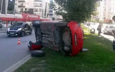 Samsun’da refüje çıkan otomobil devrildi: 1 yaralı
