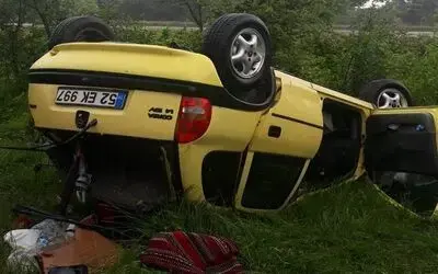 Samsun’da çarpışan otomobiller şarampole devrildi: 3 yaralı
