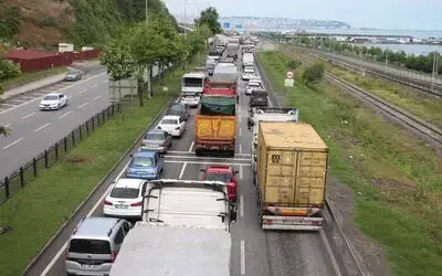 Viyadük üzerinde 3 araç çarpıştı, trafik felç oldu