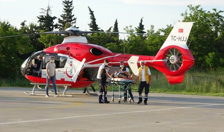 Kiraz ağacından düşen çiftçi, ambulans helikopterlehastaneye sevk edilince devlete teşekkür etti - Samsun’da kiraz ağacından düşen çiftçi ambulans helikopterle hastaneye sevk edilince devlete teşekkür etti.