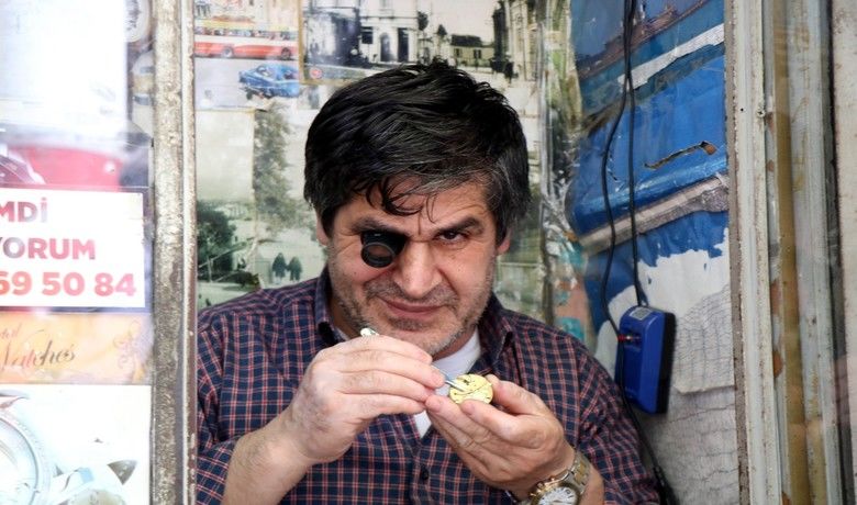 1 m2’lik dükkanda geçim mücadelesi
 - Samsun’da yaşayan 55 yaşındaki Ali Candan, 1 m2’lik mini tamir dükkanında tabure üstünde 40 senedir saat tamir ederek geçimini sağlamaya çalışıyor.