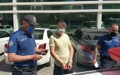Parkta cep telefonu gasbına 2 tutuklama
