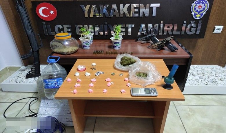 Yakakent'te durdurulan araçta uyuşturucuve silah ele geçirildi - Samsun’un Yakakent ilçesinde polis ekiplerince durdurulan araçta çok sayıda uyuşturucu ve silah ele geçirildi.