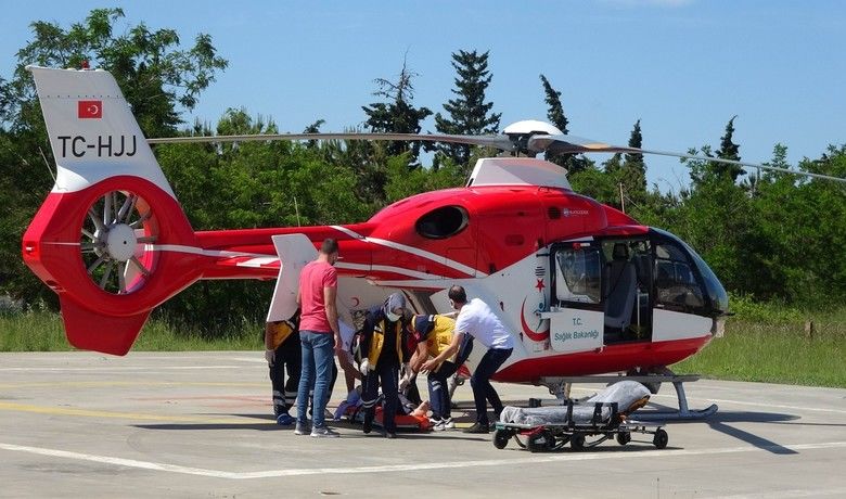 Kalp krizi geçiren 48 yaşındakişahıs ambulans helikopter ile hastaneye yetiştirildi - Samsun’da kalp krizi geçiren 48 yaşındaki şahıs ambulans helikopterle hastaneye yetiştirildi.