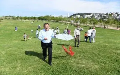 Başkan Demir çocuklarla uçurtma uçurdu
