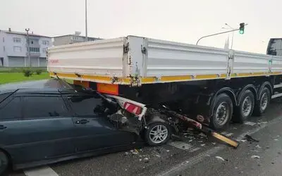 Samsun’da otomobil tırın römorkunun altına girdi: 1 yaralı
