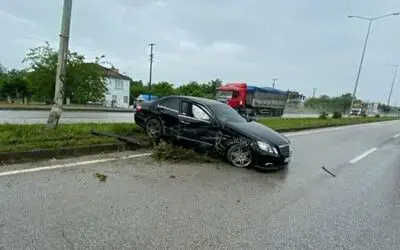 Otomobil duvara çarpıp refüje çıktı: 1 yaralı
