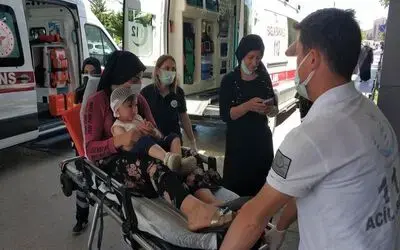 Üzerine vitrin devrilen çocuğu annesi ölümden kurtardı
