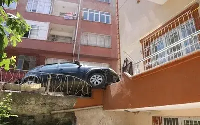 Otomobil apartmana daldı, kadın sürücü aracı bırakıp kaçtı
