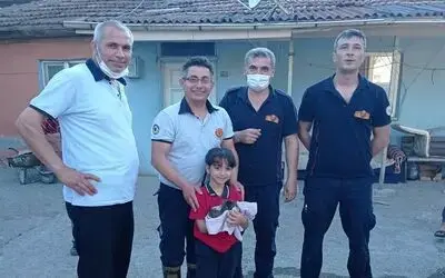 Kuyuya düşen kediyi itfaiye kurtardı
