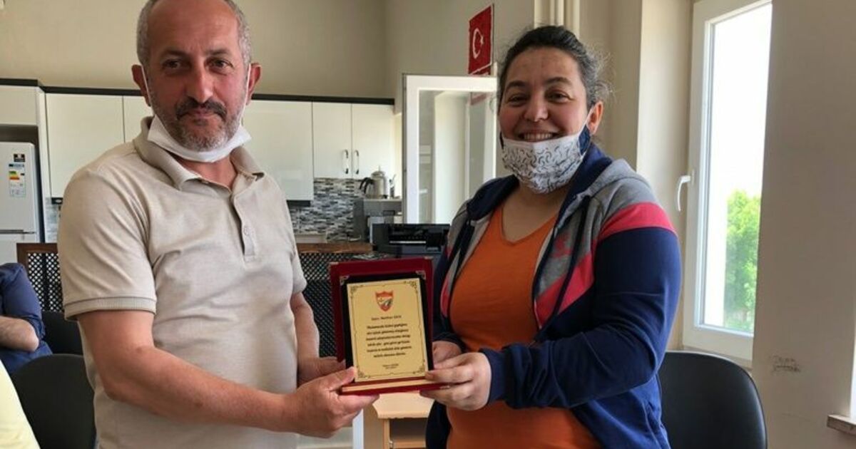 Neslihan Öğretmene Okulundan Hizmet Teşekkür Plaketi