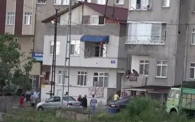Çatıdan düşen 1 kişi öldü, 1 kişi ağır yaralandı
