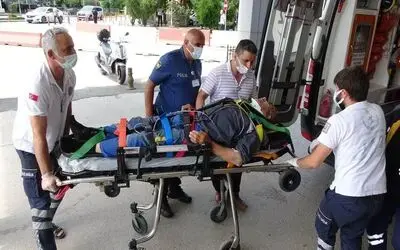 Traktör tarlada 200 metre yuvarlandı: 2 yaralı
