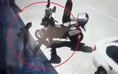 Polisin ayağına basan kız çocuğunun ilginç görüntüsü kamerada
