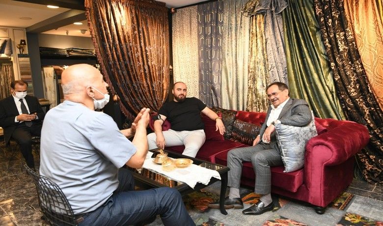 Başkan Demir: "Özlediğimizgüzel günleri birlikte yaşayacağız” - Samsun Büyükşehir Belediye Başkanı Mustafa Demir, Gazi Caddesi’nde esnaf ziyaretinde bulundu.