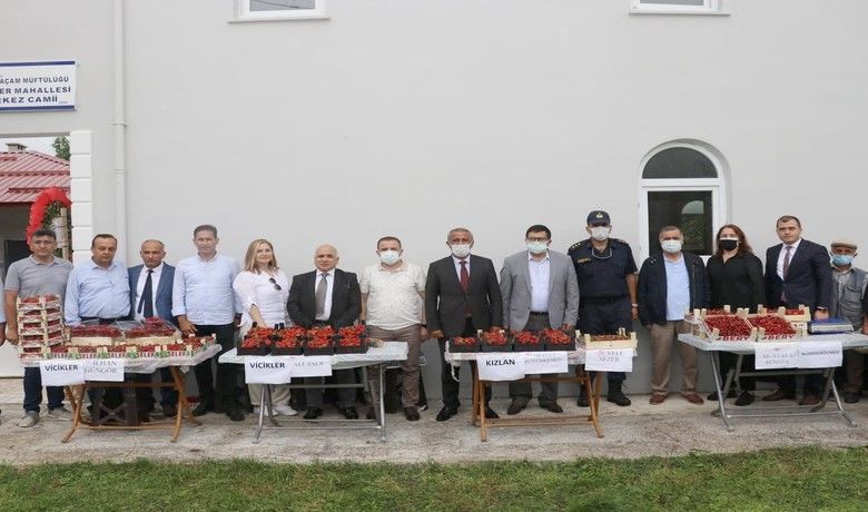 Samsun’da çilek üretimi yaygınlaşıyor
 - Samsun’da çilek üretimi, çiftçilere verilen fide ve örtü naylonu destekleriyle yaygınlaşıyor. Büyükşehir Belediyesi tarafından Alaçam ilçesinde çiftçilere dağıtılan çilek fideleri, meyvelerini verdi.
