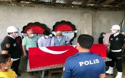 Evinde ölü bulunan polis memuru toprağa verildi
