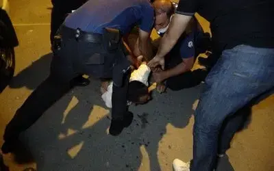 Sokak ortasındaki falçatalı intiharı polis önledi
