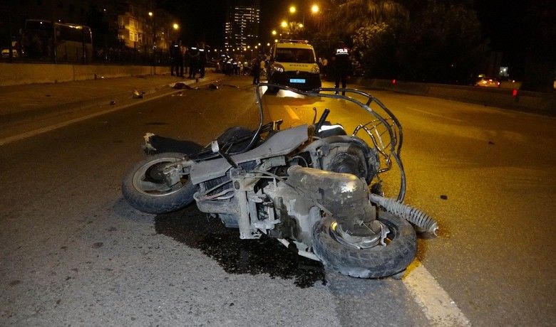 Samsun'da Kontrolden çıkan otomobil trafik polisi vemotosiklete çarptı: 2 ölü, 1 polis yaralı