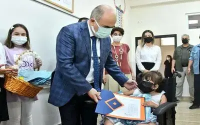 Minik öğrencilerin karneleri Vali Dağlı’dan
