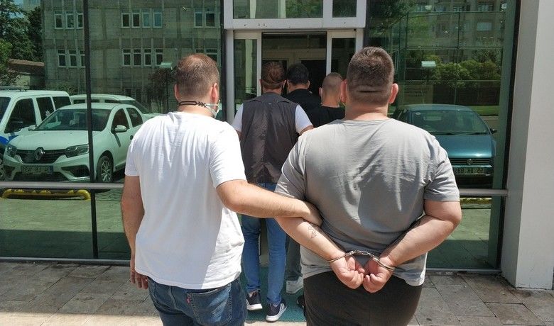 Silahla silahla yaralama olayına 2 tutuklama
 - Samsun’da bir kişinin silahla yaralamasıyla ilgili gözaltına alınan 2 kişi çıkarıldıkları mahkemece tutuklandı.