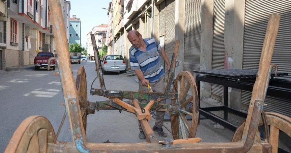 48 yıldır at arabası tamirciliği yapıyor
