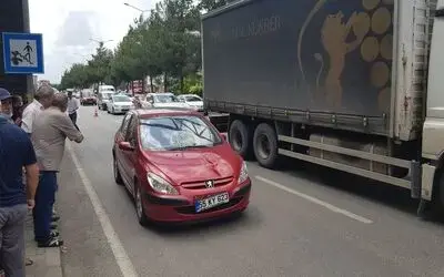 Üst geçidi kullanmadı, otomobil çarptı

