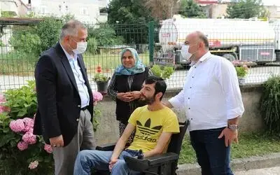 Başkan Hamit Kılıç’tan akülü tekerlekli sandalye yardımı