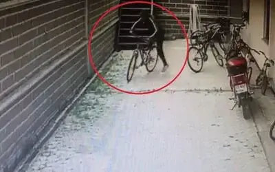 Bisiklet çalarken güvenlik kamerasına yakalandı

