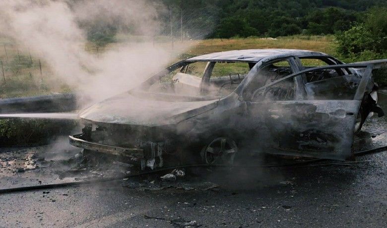Samsun’da seyir halindeki araç alev alev yandı
 - Samsun’da seyir halindeki otomobil çıkan yangında tamamen yanarak hurda yığınına döndü.
