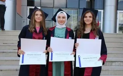Üçüz kardeşler aynı okuldan dereceyle mezun oldu
