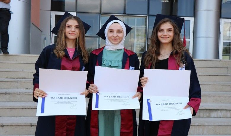 Üçüz kardeşler aynı okuldan dereceyle mezun oldu
 - Gamze, Gizem ve Gaye Gündoğdu isimli üçüz kardeşler, Ondokuz Mayıs Üniversitesi (OMÜ) Sağlık Hizmetleri Meslek Yüksekokulu’ndan aynı anda dereceyle mezun oldu.