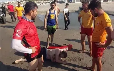 Boğulma tehlikesi geçiren 2 kişiyi cankurtaranlar kurtardı
