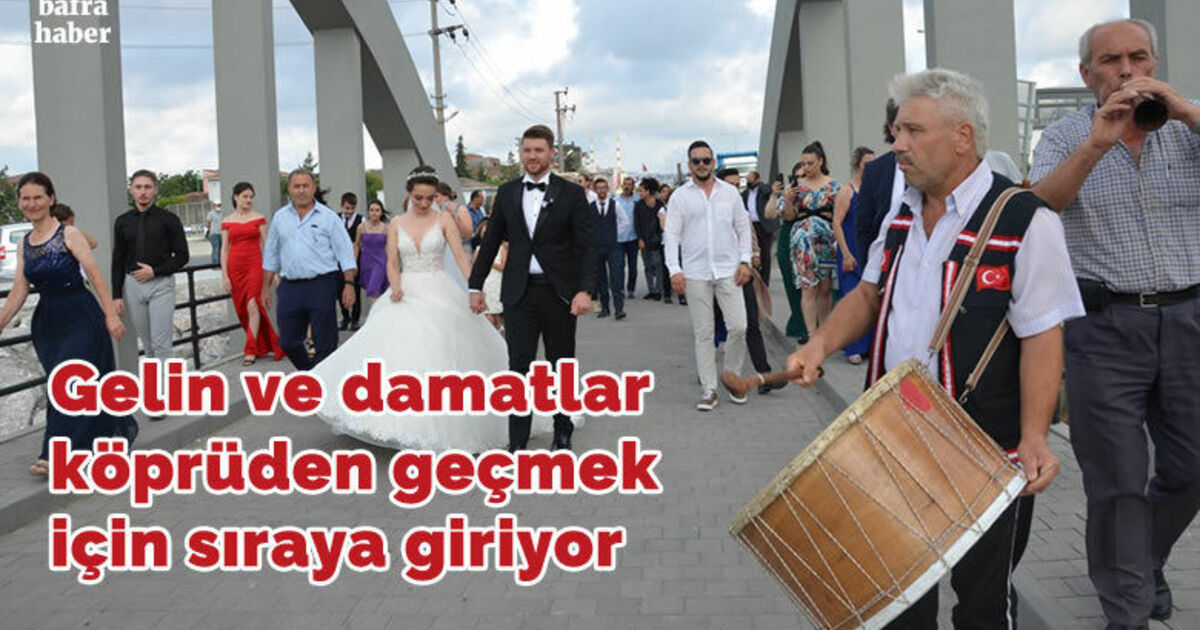 Gelin ve damatlar köprüden geçmek için sıraya giriyor