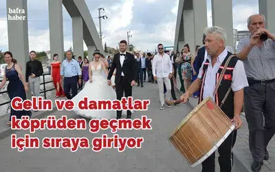 Gelin ve damatlar köprüden geçmek için sıraya giriyor