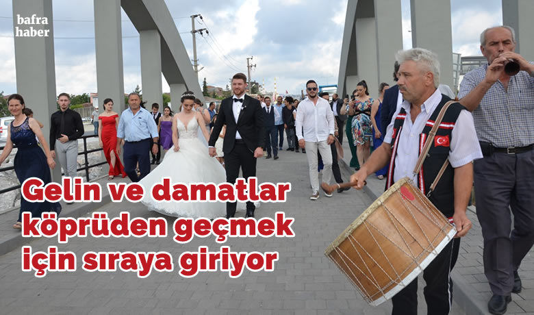 Gelin ve damatlar köprüdengeçmek için sıraya giriyor